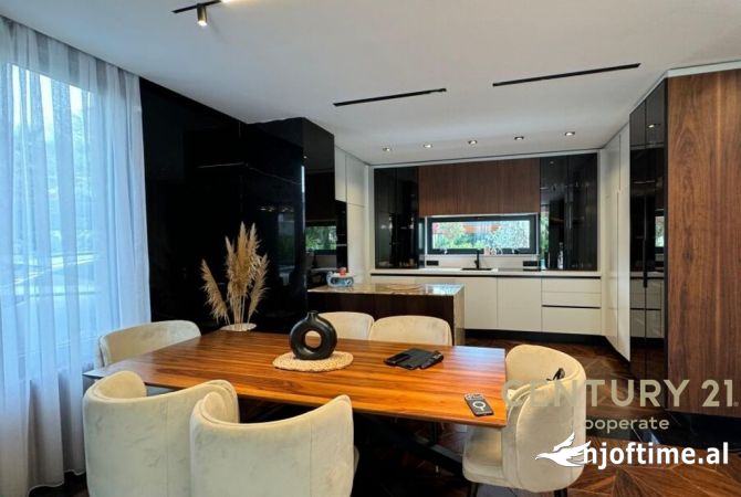 Shtepi ne shitje Vila Luksoze ne Durres, 4+1, Mobilimi E mobiluar, Pagesa 1,300,000  Euro.