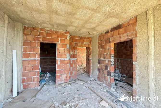 Shtepi ne shitje Apartament ne Durres, 3+1, Mobilimi Bosh, pa mobiluar, Pagesa 340,000  Euro.