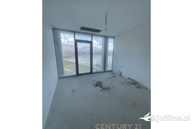 Apartament 2+1+2+ Post parkimi per Qira ne Liqeni i Tiranes