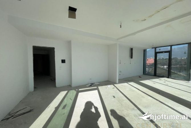 Apartament 2+1+2+ Post parkimi per Qira ne Liqeni i Tiranes