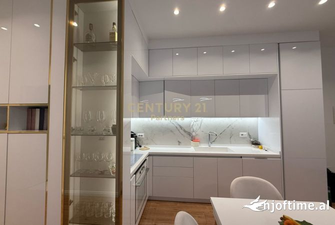 Shtepi me qera Apartament ne Tirane, 3+1, Mobilimi E mobiluar, Pagesa 1,600  Euro.