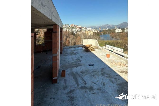 Shtepi ne shitje Apartament ne Tirane, Garsoniere, Mobilimi Bosh, pa mobiluar, Pagesa 108,000  Euro.