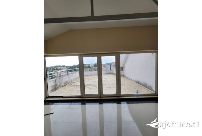 Ambiente Commerciale in Vendita 3+1 a Tirana - 700,000 Euro