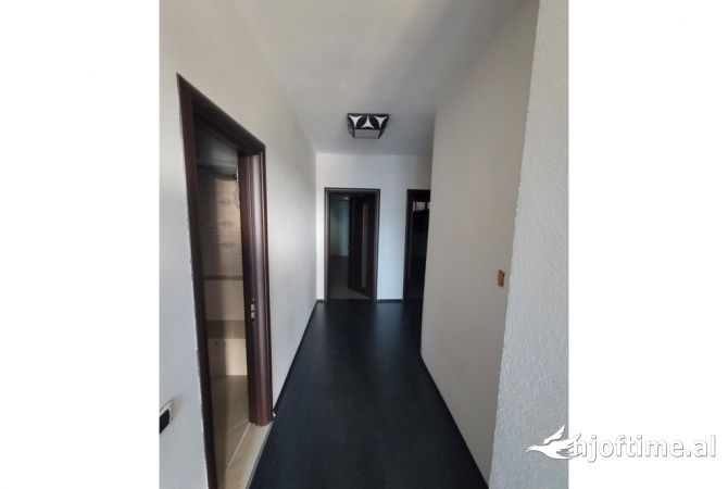 Shitet godine 5-kateshe multifunksionale ne Sauk – mundesi e shkelqyer investimi!