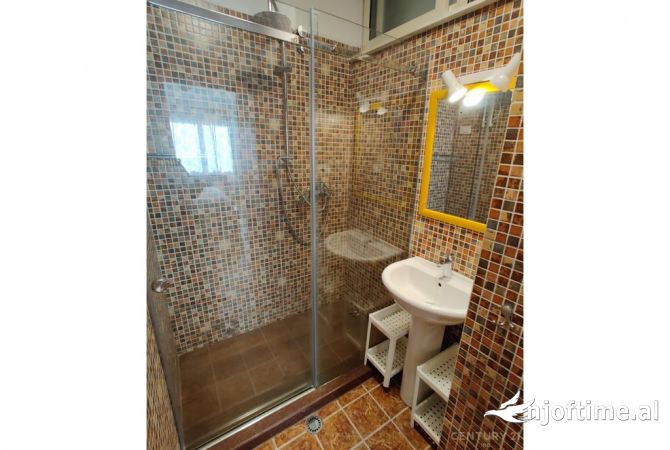 Shtepi me qera Apartament ne Tirane, 2+1, Mobilimi E mobiluar, Pagesa 1,000  Euro.