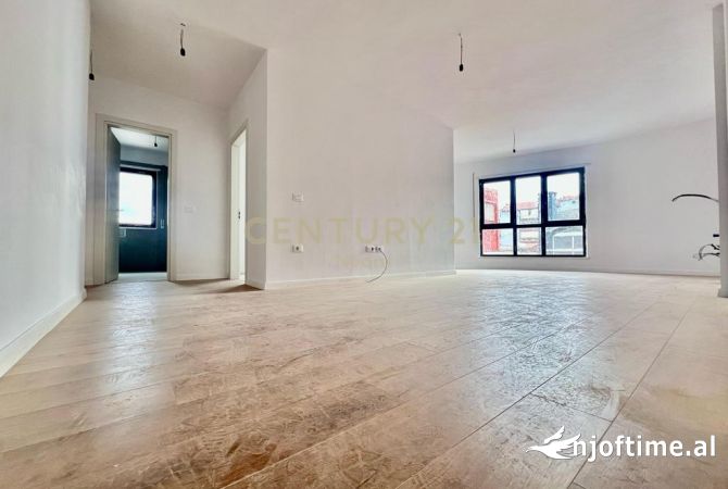 Shtepi ne shitje Apartament ne Tirane, 3+1, Mobilimi Bosh, pa mobiluar, Pagesa 300,000  Euro.