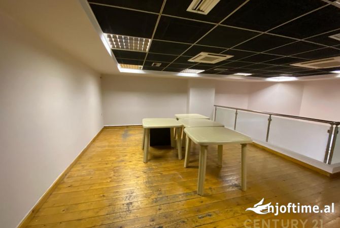 TEK RRUGA E BARRIKADAVE ,QENDRA GALERIA JAPIM ME QIRA NJESI BIZNESI