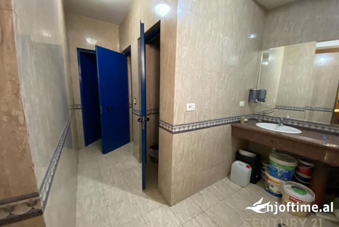 TEK RRUGA E BARRIKADAVE ,QENDRA GALERIA JAPIM ME QIRA NJESI BIZNESI