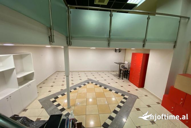 TEK RRUGA E BARRIKADAVE ,QENDRA GALERIA JAPIM ME QIRA NJESI BIZNESI