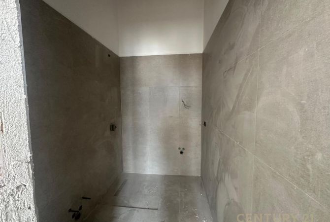 Shtepi ne shitje Penthose(kati i fundit panoramik) ne Tirane, 3+1, Mobilimi Bosh, pa mobiluar, Pagesa 420,000  Euro.