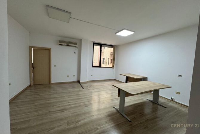 Ambient biznesi me qera 3+1 ne Tirane - 1,950 Euro