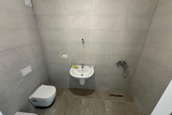 Shtepi ne shitje Apartament ne Tirane, 2+1, Mobilimi Bosh, pa mobiluar, Pagesa 225,000  Euro.