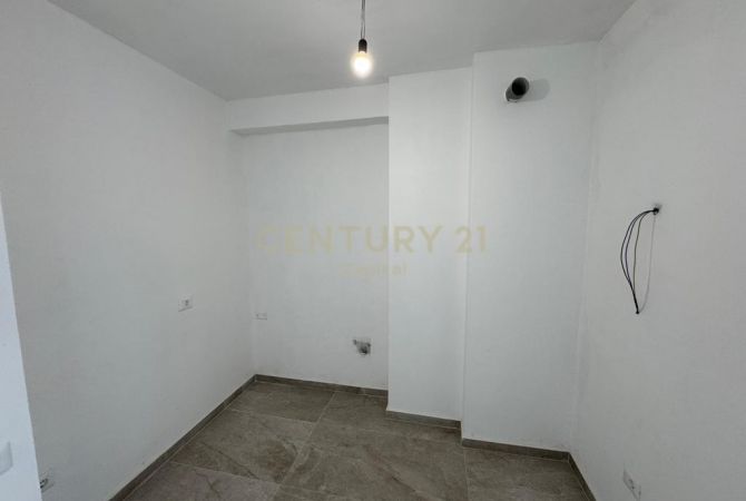 Shtepi ne shitje Apartament ne Tirane, 2+1, Mobilimi Bosh, pa mobiluar, Pagesa 225,000  Euro.