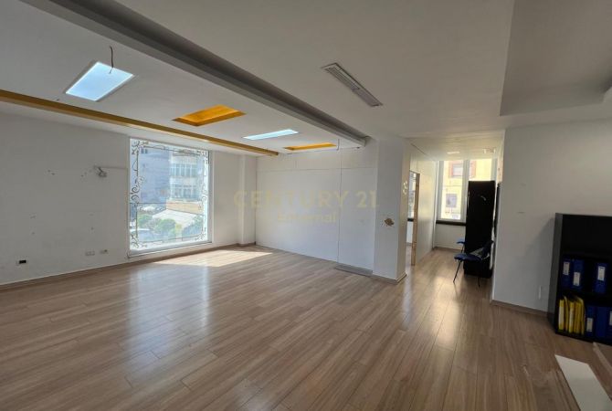 Ambient biznesi me qera 3+1 ne Tirane - 2,000 Euro
