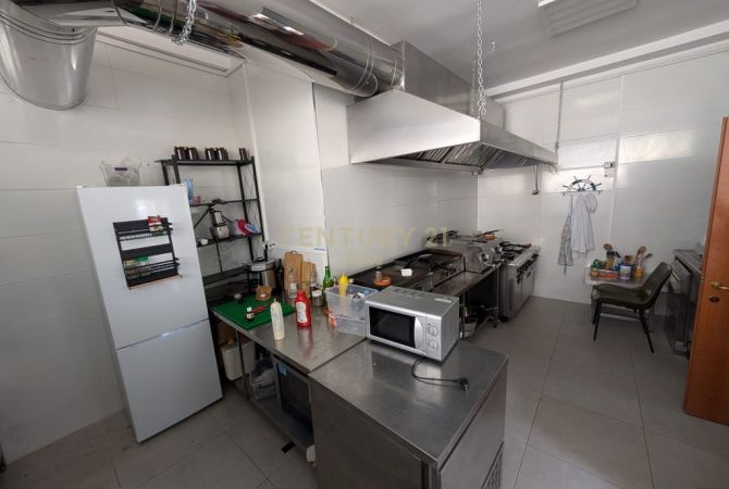 Jepet me qira BAR RESTORANT peshku ne rrugen Myslym Shyri.