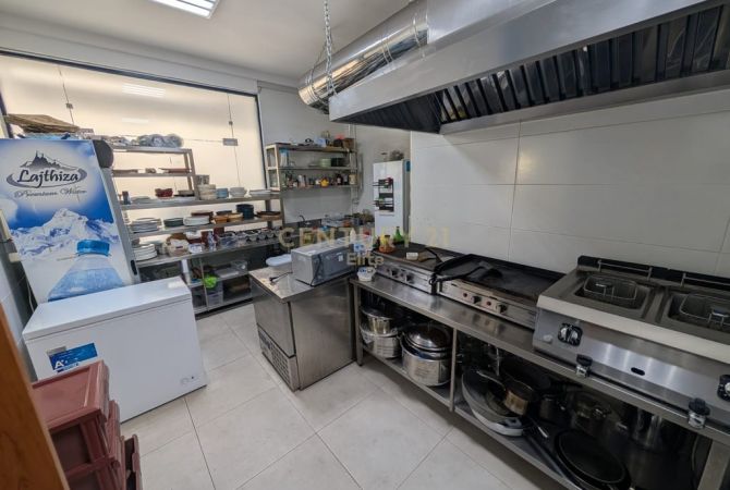 Jepet me qira BAR RESTORANT peshku ne rrugen Myslym Shyri.