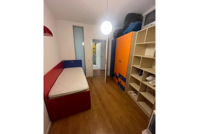 Shtepi ne shitje Apartament ne Tirane, 2+1, Mobilimi E mobiluar, Pagesa 165,000  Euro.