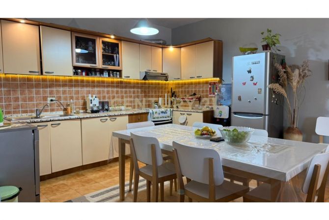 Shtepi ne shitje Apartament ne Tirane, 2+1, Mobilimi E mobiluar, Pagesa 260,000  Euro.