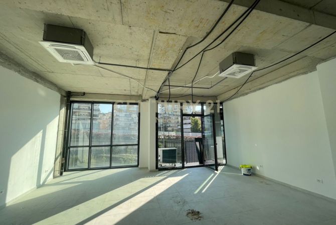 JEPET ME QIRA AMBIENT KOMERCIAL TE LAKE VIEW! 75M2