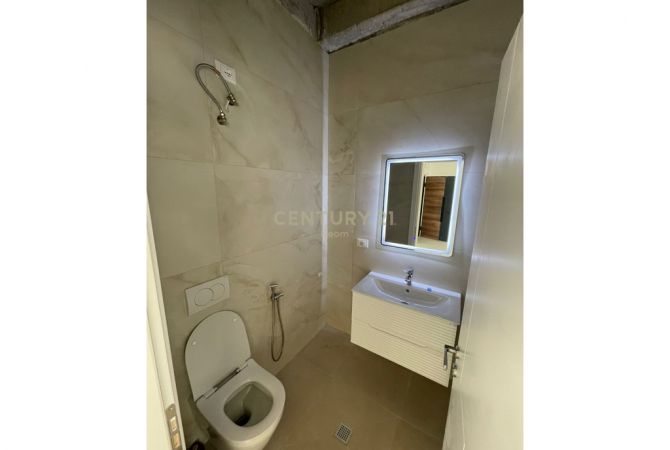 JEPET ME QIRA AMBIENT KOMERCIAL TE LAKE VIEW! 75M2