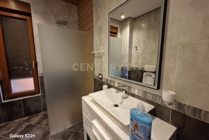 Shtepi me qera Vila Luksoze ne Tirane, 3+1, Mobilimi E mobiluar, Pagesa 3,000  Euro.