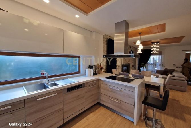Shtepi me qera 3+1 ne Tirane - 3,000 Euro
