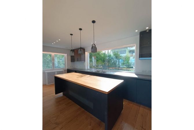 Shtepi me qera Vila Luksoze ne Tirane, 3+1, Mobilimi E mobiluar, Pagesa 3,000  Euro.