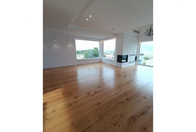 Shtepi me qera Vila Luksoze ne Tirane, 3+1, Mobilimi E mobiluar, Pagesa 3,000  Euro.