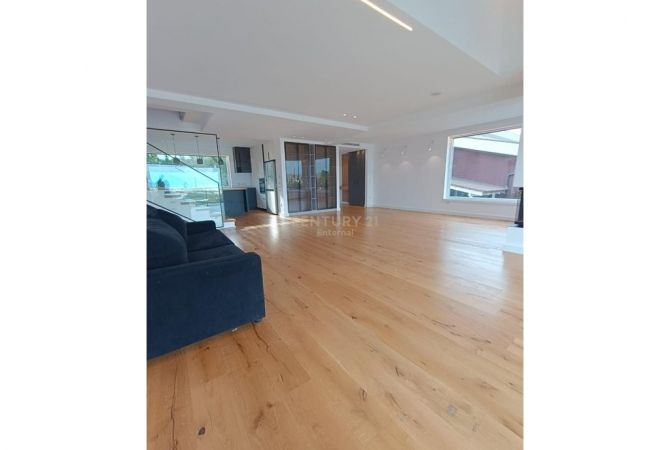 Shtepi me qera Vila Luksoze ne Tirane, 3+1, Mobilimi E mobiluar, Pagesa 3,000  Euro.