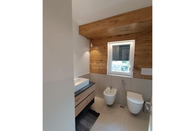 Shtepi me qera Vila Luksoze ne Tirane, 3+1, Mobilimi E mobiluar, Pagesa 3,000  Euro.