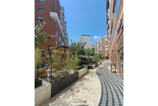 Ambiente Commerciale in Vendita 1+1 a Tirana - 528,000 Euro