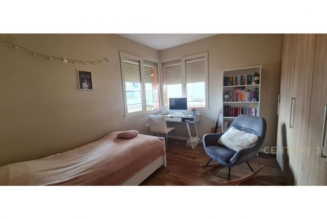 Shtepi ne shitje Apartament ne Tirane, 3+1, Mobilimi E mobiluar, Pagesa 370,000  Euro.