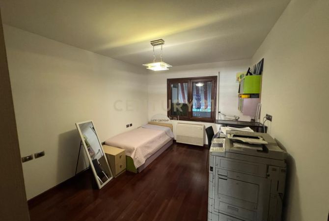 Shtepi ne shitje Apartament ne Tirane, 3+1, Mobilimi E mobiluar, Pagesa 340,000  Euro.