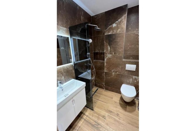 Ambiente Commerciale in Vendita 5+1 a Tirana - 550,000 Euro