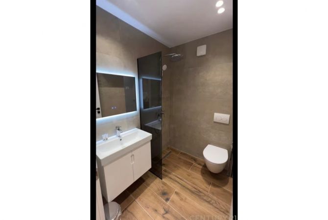 Ambiente Commerciale in Vendita 5+1 a Tirana - 550,000 Euro