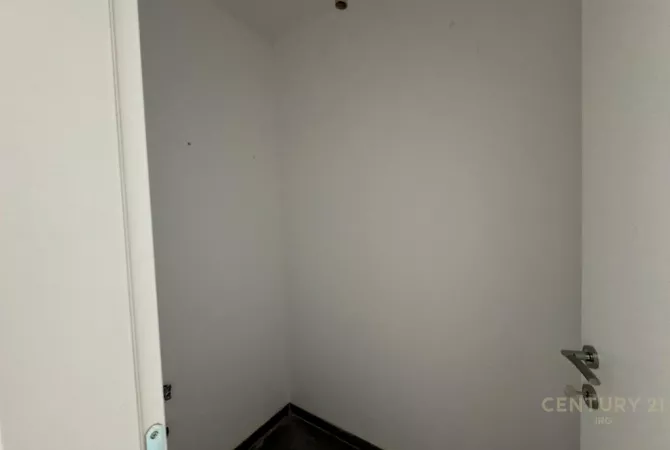 Ambiente Commerciale in Affitto 3+1 a Tirana - 1,500 Euro
