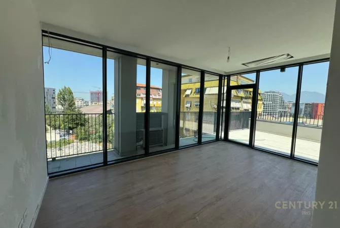 Ambiente Commerciale in Affitto 3+1 a Tirana - 1,500 Euro