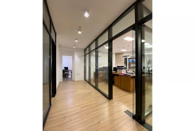 Jepet me Qira Ambjent per Zyra plus 4 poste Parkimi