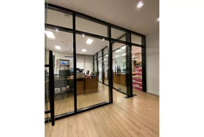 Jepet me Qira Ambjent per Zyra plus 4 poste Parkimi