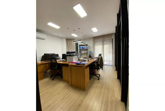 Jepet me Qira Ambjent per Zyra plus 4 poste Parkimi