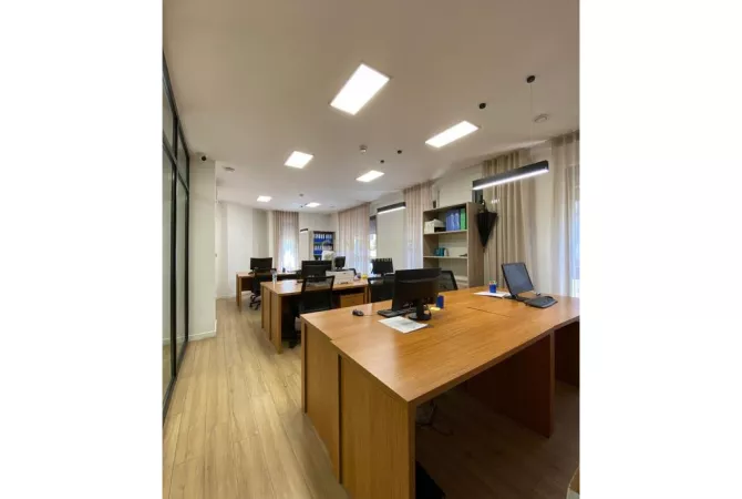 Jepet me Qira Ambjent per Zyra plus 4 poste Parkimi