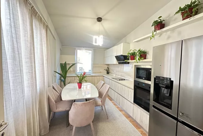 Shtepi ne shitje Papafingo(kati i catise) ne Tirane, 3+1, Mobilimi E mobiluar, Pagesa 440,000  Euro.