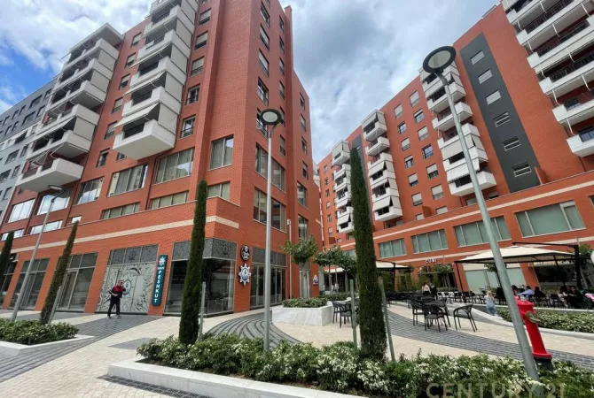 Ambiente Commerciale in Affitto 3+1 a Tirana - 8,900 Euro