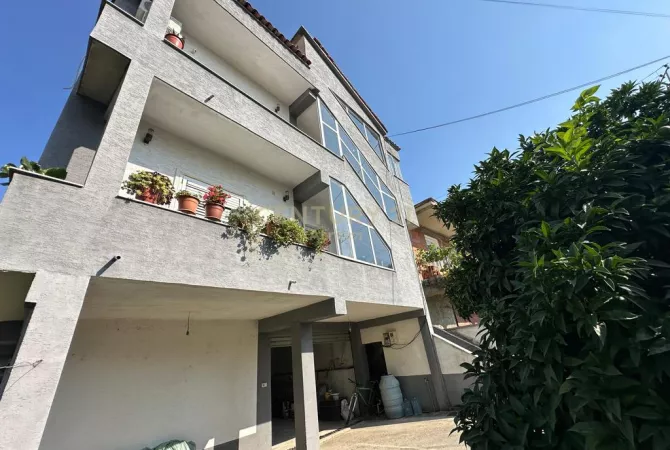 Shtepi ne shitje Vila Luksoze ne Tirane, 3+1, Mobilimi E mobiluar, Pagesa 230,000  Euro.