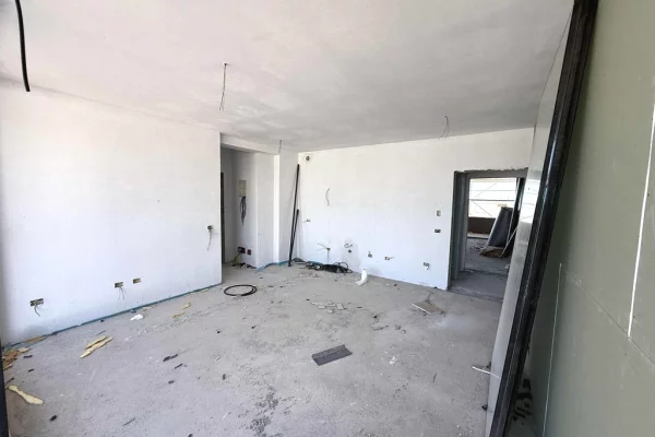 Shtepi ne shitje Apartament ne Durres, 1+1, Mobilimi Bosh, pa mobiluar, Pagesa 145,000  Euro.