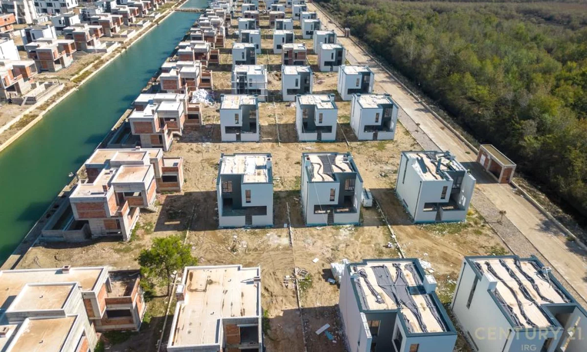 Luxury villas for sale in Durres 2+1, Emty