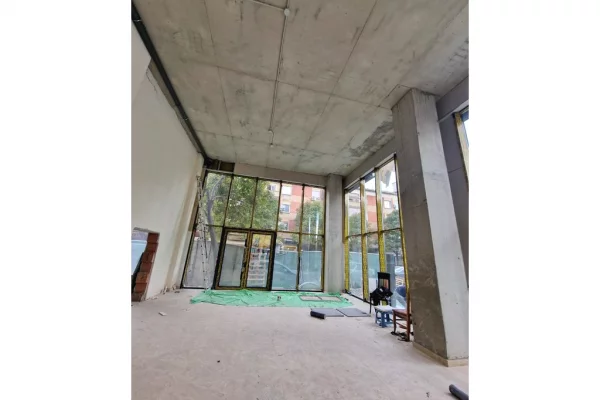 CORNER, BUZE RRUGE KRYESORE 160M2 Ambient Komercial me Qira – Rruga e Barrikadave, Qender, Tirane