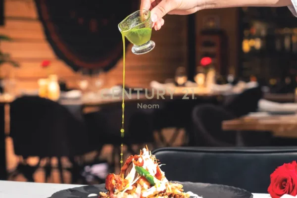 QIRA, BAR-RESTORANT MODERN ME VERANDË, PRANE QENDRËS