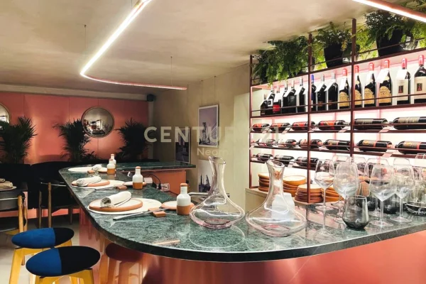 QIRA, BAR-RESTORANT MODERN ME VERANDE, PRANE QENDRES