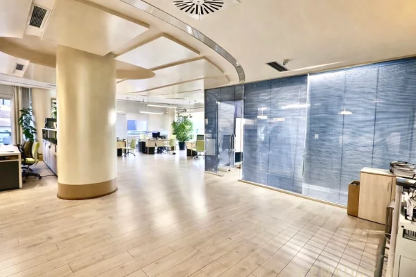 Zyra Premium me qira ne nje nga zonat me prestigjioze te Tiranes!